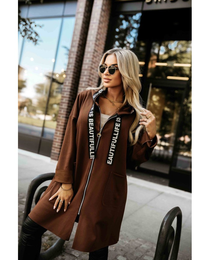 Ležérny kabát so zipsom a módnymi detailmi – čokoládovo hnedý