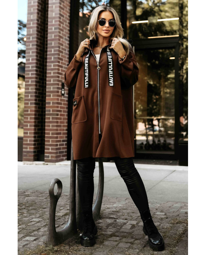 Ležérny kabát so zipsom a módnymi detailmi – čokoládovo hnedý