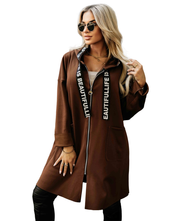 Ležérny kabát so zipsom a módnymi detailmi – čokoládovo hnedý