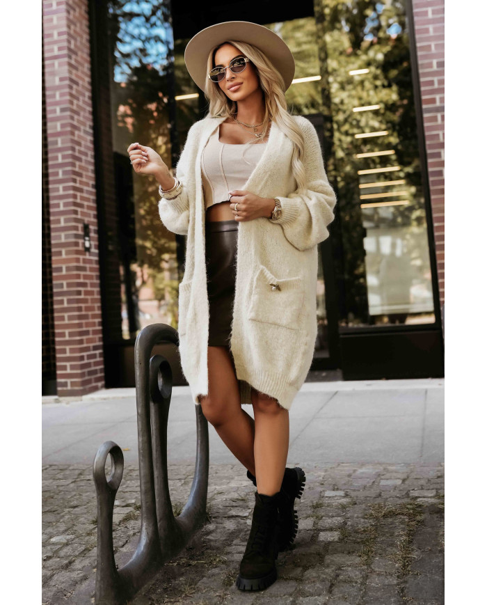 Módny oversized sveter s ozdobnou brošňou a praktickými vreckami – béžový