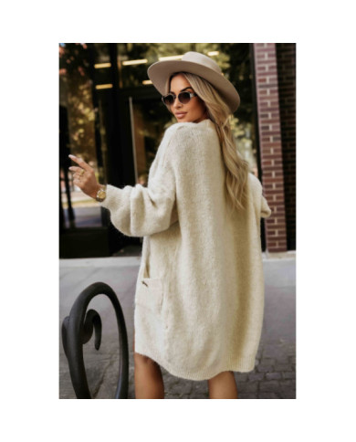 Módny oversized sveter s ozdobnou brošňou a praktickými vreckami – béžový