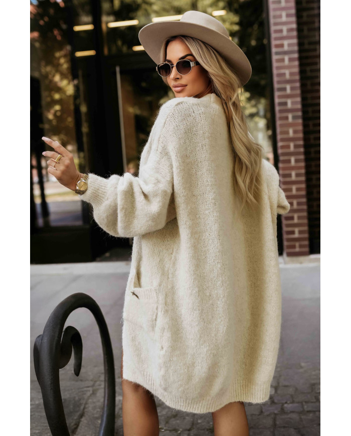 Módny oversized sveter s ozdobnou brošňou a praktickými vreckami – béžový