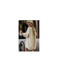 Módny oversized sveter s ozdobnou brošňou a praktickými vreckami – béžový