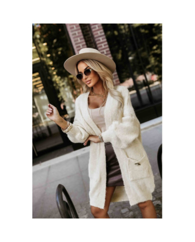 Módny oversized sveter s ozdobnou brošňou a praktickými vreckami – béžový