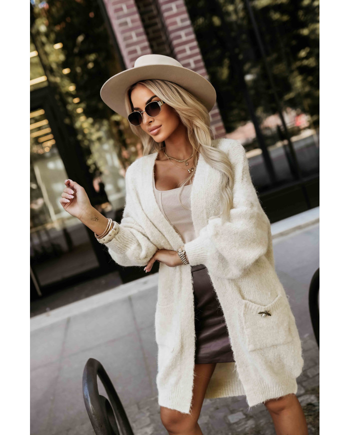 Módny oversized sveter s ozdobnou brošňou a praktickými vreckami – béžový