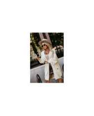 Módny oversized sveter s ozdobnou brošňou a praktickými vreckami – béžový