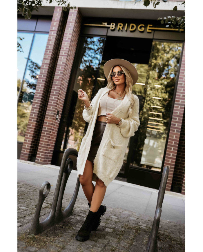 Módny oversized sveter s ozdobnou brošňou a praktickými vreckami – béžový