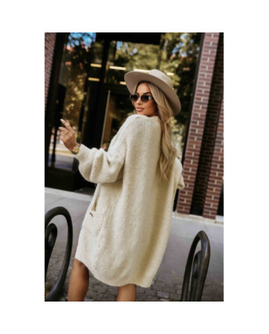 Módny oversized sveter s ozdobnou brošňou a praktickými vreckami – béžový