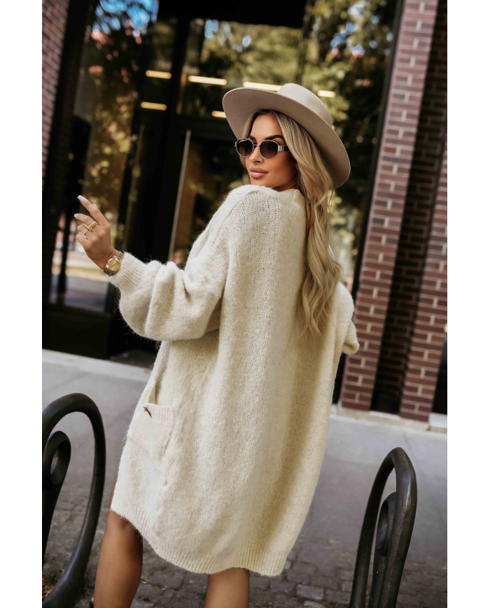 Módny oversized sveter s ozdobnou brošňou a praktickými vreckami – béžový