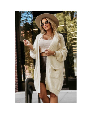 Módny oversized sveter s ozdobnou brošňou a praktickými vreckami – béžový