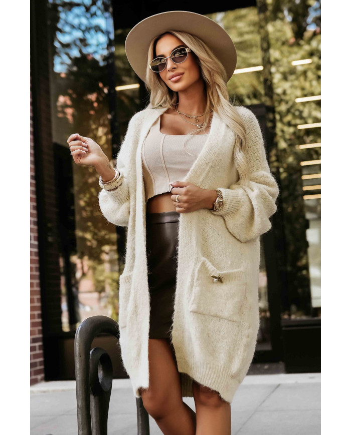 Módny oversized sveter s ozdobnou brošňou a praktickými vreckami – béžový