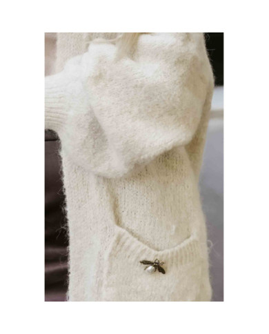 Módny oversized sveter s ozdobnou brošňou a praktickými vreckami – béžový