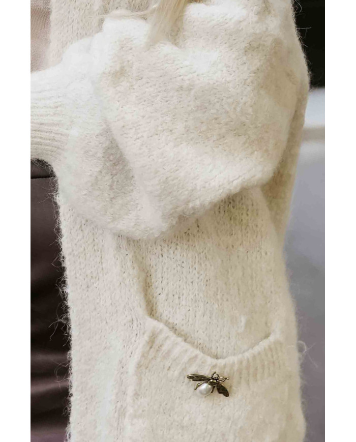 Módny oversized sveter s ozdobnou brošňou a praktickými vreckami – béžový