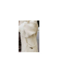 Módny oversized sveter s ozdobnou brošňou a praktickými vreckami – béžový