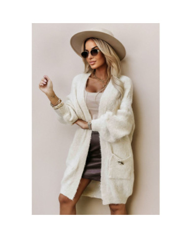 Módny oversized sveter s ozdobnou brošňou a praktickými vreckami – béžový