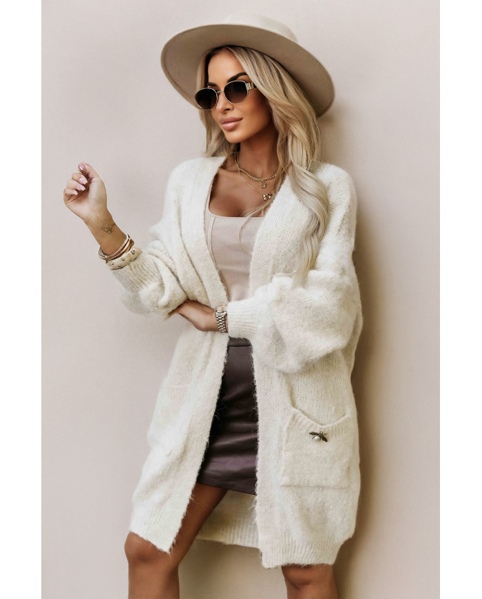 Módny oversized sveter s ozdobnou brošňou a praktickými vreckami – béžový