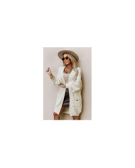 Módny oversized sveter s ozdobnou brošňou a praktickými vreckami – béžový