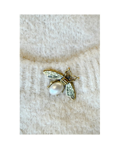 Módny oversized sveter s ozdobnou brošňou a praktickými vreckami – béžový