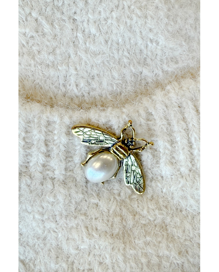 Módny oversized sveter s ozdobnou brošňou a praktickými vreckami – béžový