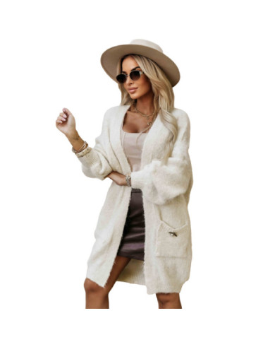 Módny oversized sveter s ozdobnou brošňou a praktickými vreckami – béžový