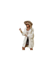 Módny oversized sveter s ozdobnou brošňou a praktickými vreckami – béžový