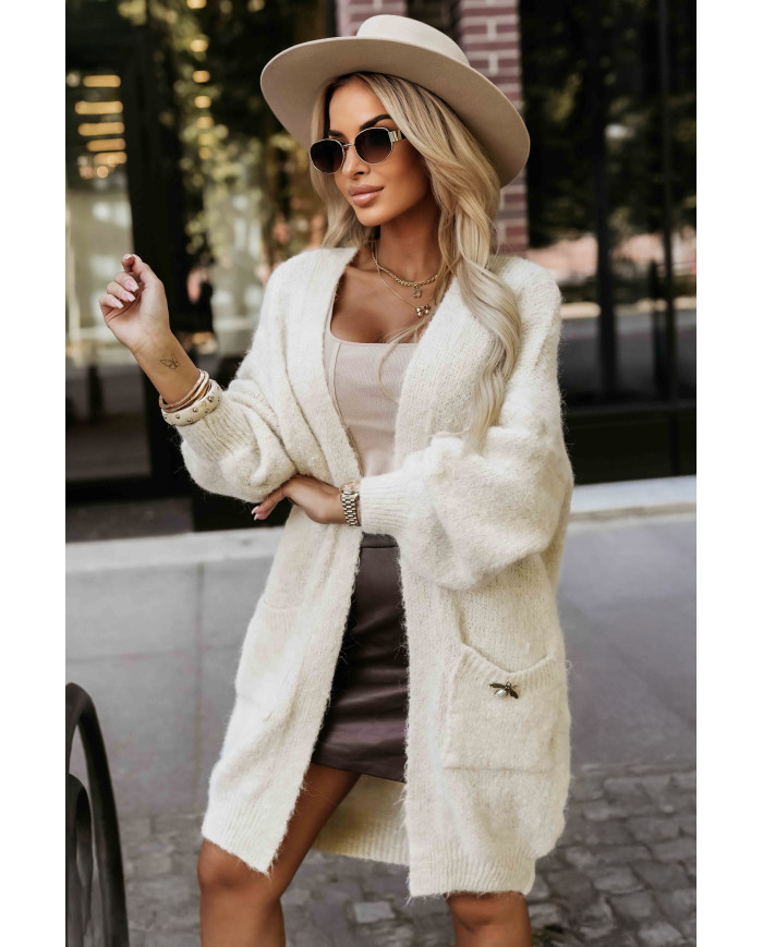 Módny oversized sveter s ozdobnou brošňou a praktickými vreckami – béžový